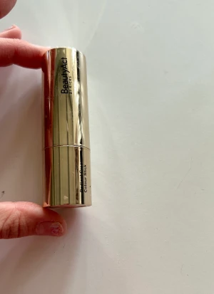 Highlighter stick - Radiant Cream colour stick i färgen infinity. Endast testad på handen 🌸