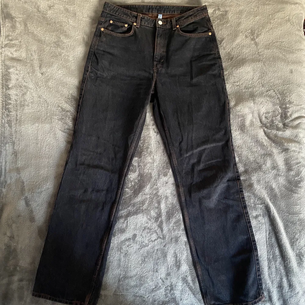 Ett par fina jeans från Weekday. Damstorlek 32/34. Änvänd några gånger men är i bra skick.. Jeans & Byxor.
