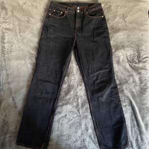 Ett par fina jeans från Weekday. Damstorlek 32/34. Änvänd några gånger men är i bra skick.
