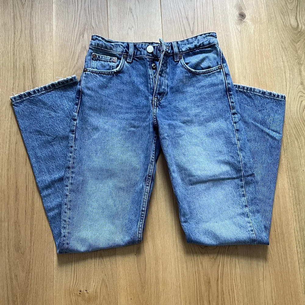 Low waist jeans från Zara   Storlek: EUR 34   Aldrig använda, kontakta mig vid intresse eller om du har andra frågor! 🤍. Jeans & Byxor.