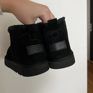 UGG ULTRA MINI - Aldrig använda UGGS, storlek 39. Jättefint skick precis som nya. Köptes för 2000kr. Lägger ut igen pågrund av oseriösa köpare.