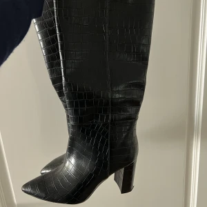 Svarta boots - säljer mina svarta boots, minns ej om dom är från HM eller Nakd. Klackhöjden är 9cm 