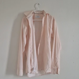 Eton Slim skjorta stl 39 - Säljes en fin Eton Slim skjorta i storlek 39. Ljusa fina färger se bilder. Använd några få gånger