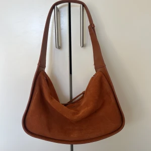 Handväska  - Så snygg handväska från Mango i mocka. Mindre tecken på användning (bild på förfrågan). 