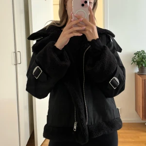 & Other Stories jacka - Hej! Säljer en svart jacka från & Other Stories i storleken XS ❤️ Den är en aning oversized så passar även S. Använd väldigt fåtal gånger så i väldigt bra skick. Finns på hemsidan för 1450 kr ❤️