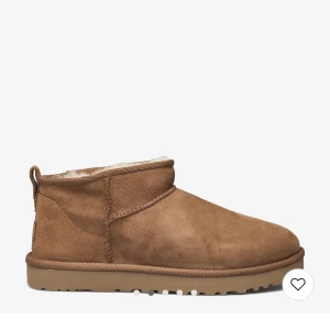 Uggs  - Äkta uggs köpta för 2000 säljer för 1700 använd en gång endast, i färgen chestnut storlek 38.