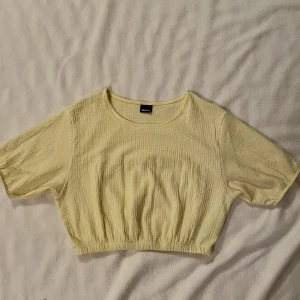 Gul blus - Super fin somrig blus i ljusgul färg. Blusen är i bra skick och är sann i storleken. 