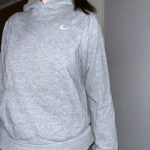 Nike hoodie  - Säljer min Nike hoodie pga den är för liten. Skulle säga att den känns som en xs. 