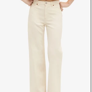 Beiga jeans - Säljer dessa jätte fina beiga jeansen från Monki💕Har varit en stor favorit i garderoben men säljer för att dom är för små💕Stl 24!!