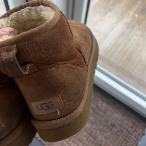 Bruna uggs - Säljer mina bruna uggs då jag tycker att dem är lite små! Lite vatten fläckar och en ganska stor fläck där bak! Det mesta går nog att skrubba bort!  Men fortande mjuka och sköna inuti!🫶🏽skriv om ni undrar nåt!💓Pris kan diskuteras 