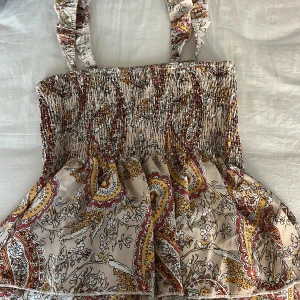 Sommarblus - En fin sommarblus från shein. Säljer för att den inte riktigt satt så fint på mig, jättefin annars. Orginalpris 90kr.