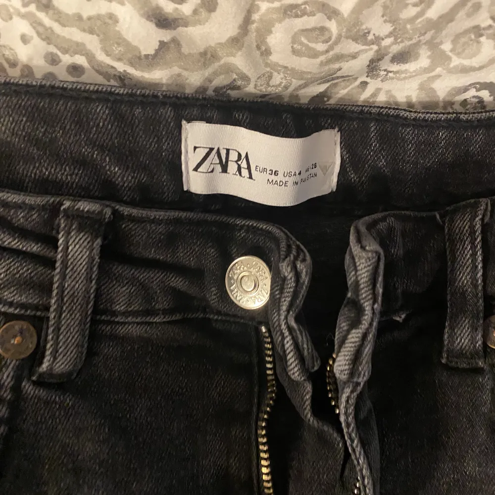 Jeans från zara knappast använda, st 36, jeansen är raka och en slits på vardera ben längst ner i kanten, otroligt fina och samtidigt sköna❤️. Jeans & Byxor.