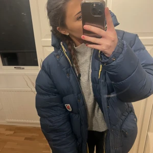 Byta jacka - Hej är någon intresserad att byta denna fjällräven jacka mot en i xs/xxs/xxxs annars säljer jag den för 3500 + frakt (flera intresserade, högsta budet är 3600) kom privat för fler bilder 💙