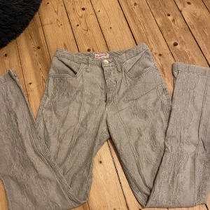 Gröna byxor  - SÅ HIMLA COOLA BYXOR! Tyvärr kommer de inte till användning längre så de säljs☺️tveka inte att skicka ett dm om du har några funderingar!