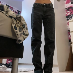 baggy jeans - säljer dessa jätte fina baggy jeans imed de inte är min stil längre. stl 36/38. pris kan diskuteras vid snabb affär 💓💓Långa på mig som är 1.63