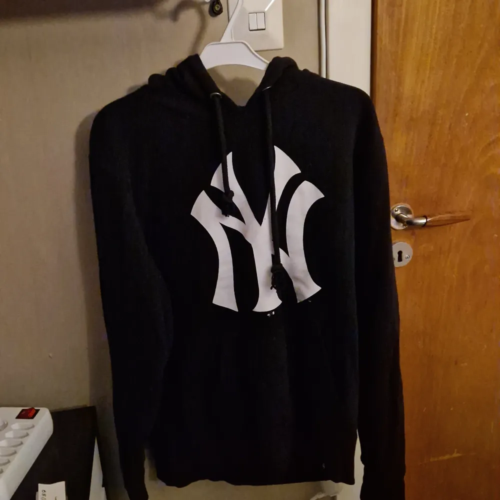 En mörkblå New York Yankees hoodie. Storleken är Small men funkar lika bra om du har M. Nypris 599 kr. Hoodies.