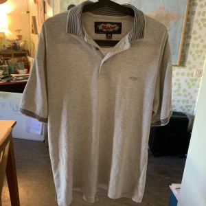 Kortärmad tröja - Mjuk grå kortärmad tröja från RAW. Nyskick då den nästan aldrig använts. Storlek M.