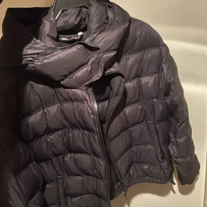 Dunjacka  - Säljer denna dunjackan från Zara, det är en lite tunnare dunjacka som passar nu på hösten. Jackan har inga hål eller likande.
