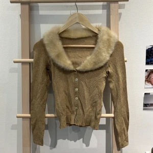 Söt tröja med fakepäls från humana! - Supersöt tröja som glittrar i guld med en fejkpälskrage! Köpt på humana men säljer nu pga används inte längre. Hör av dig för fler bilder🥰