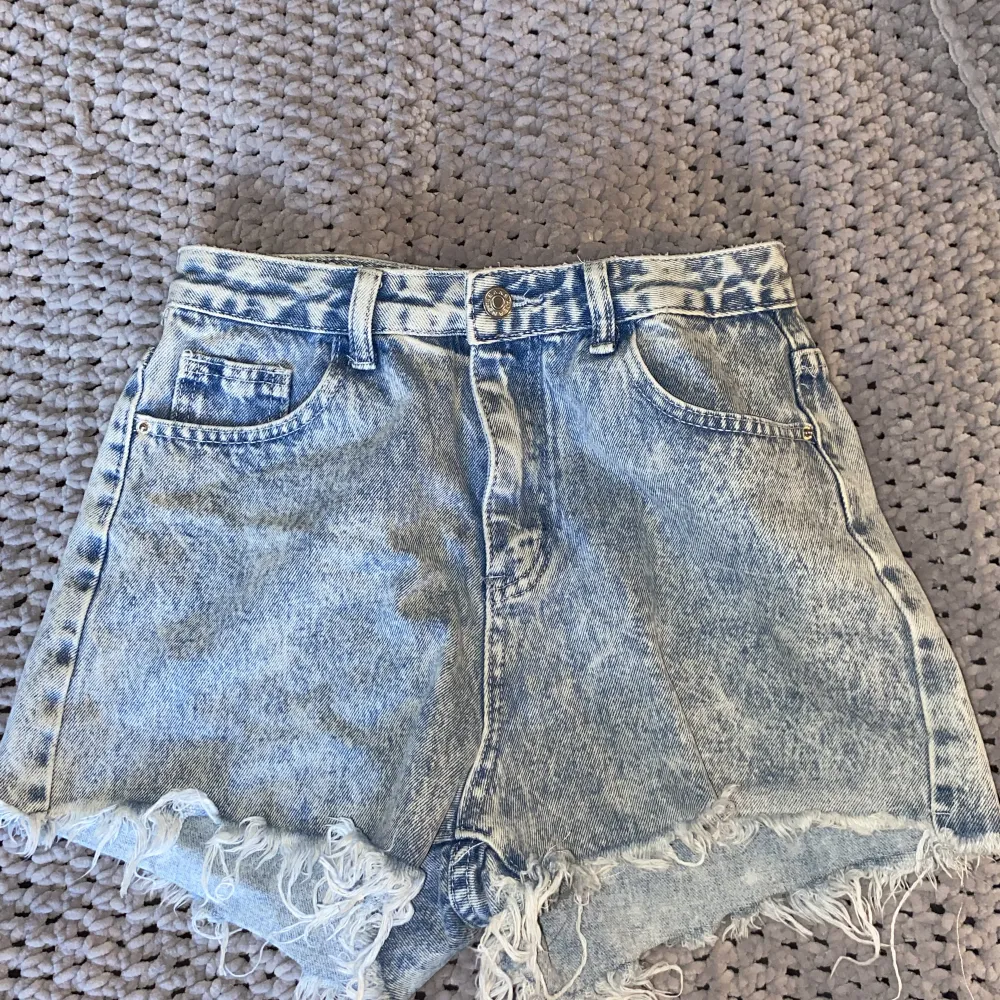 Blåa jeans shorts i storlek medium. Men passar även dom som har small. I väldigt bra skick. . Shorts.