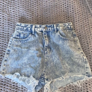 Blåa jeans shorts - Blåa jeans shorts i storlek medium. Men passar även dom som har small. I väldigt bra skick. 
