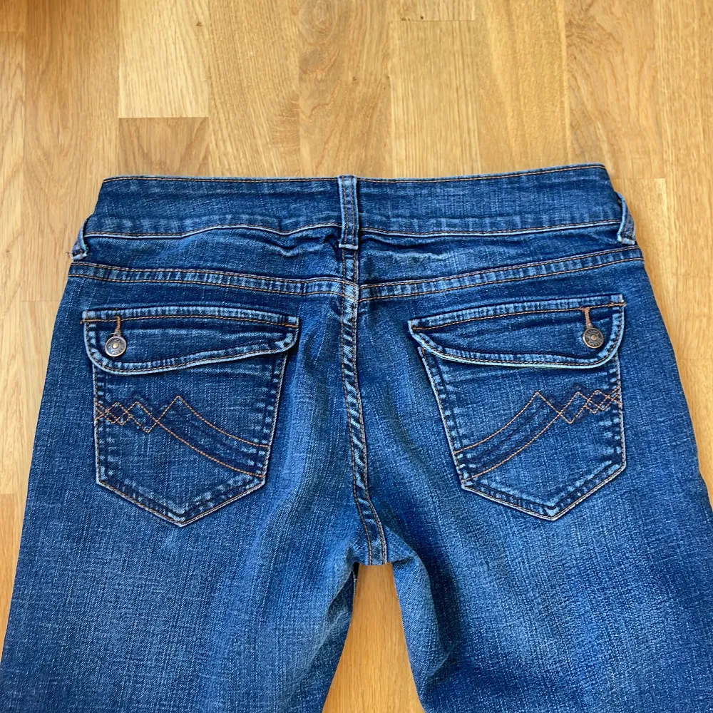 Så snygga jeans från Reese som tyvärr inte passar mig💕Jättebra skick! Midjemått:72cm (även stretchiga) innerben: 76cm. (Pris går att diskutera). Jeans & Byxor.