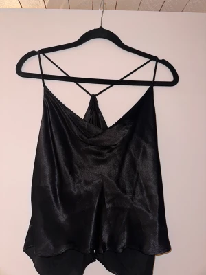 Svart satin linne - En svart satin topp från zara i storlek L, knappt använd🖤