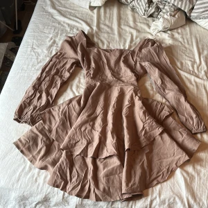 klänning - säljer den då den inte passar längre, medföljer ett snöre man kan knyta runt midjan