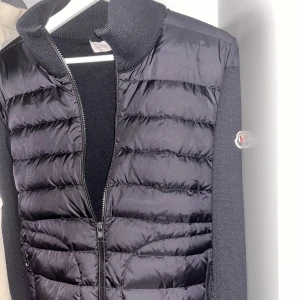 Moncler cardigan  - Cardigan i sin strlk xl som omsätter m-l, cond 9/10, inget kvitto därför sänkt pris. Säljs pågrund av för liten, Äkthetbevis i pm