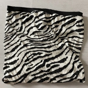 Kjol  - Kjol i storlek L men skulle säga att den är mer som en storlek M. 