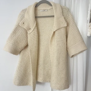 Stickad kofta  - Så fin trekvartärmad stickad kofta, perfekt till hösten . Storlek M