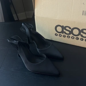 Spetsiga klackar - Säljer ett par till svarta spetsiga klackar från ASOS pga glömde skicka tillbaka i tid. Helt oanvända och inga defekter. Svinsnygga men lite för smala för mig. Köpta för 400, säljer för 340+frakt.