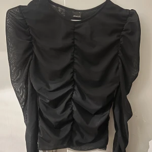 Fest topp  - Jättefin fest topp som är lite mesh topp från Gina tricot i storlek S. 🖤