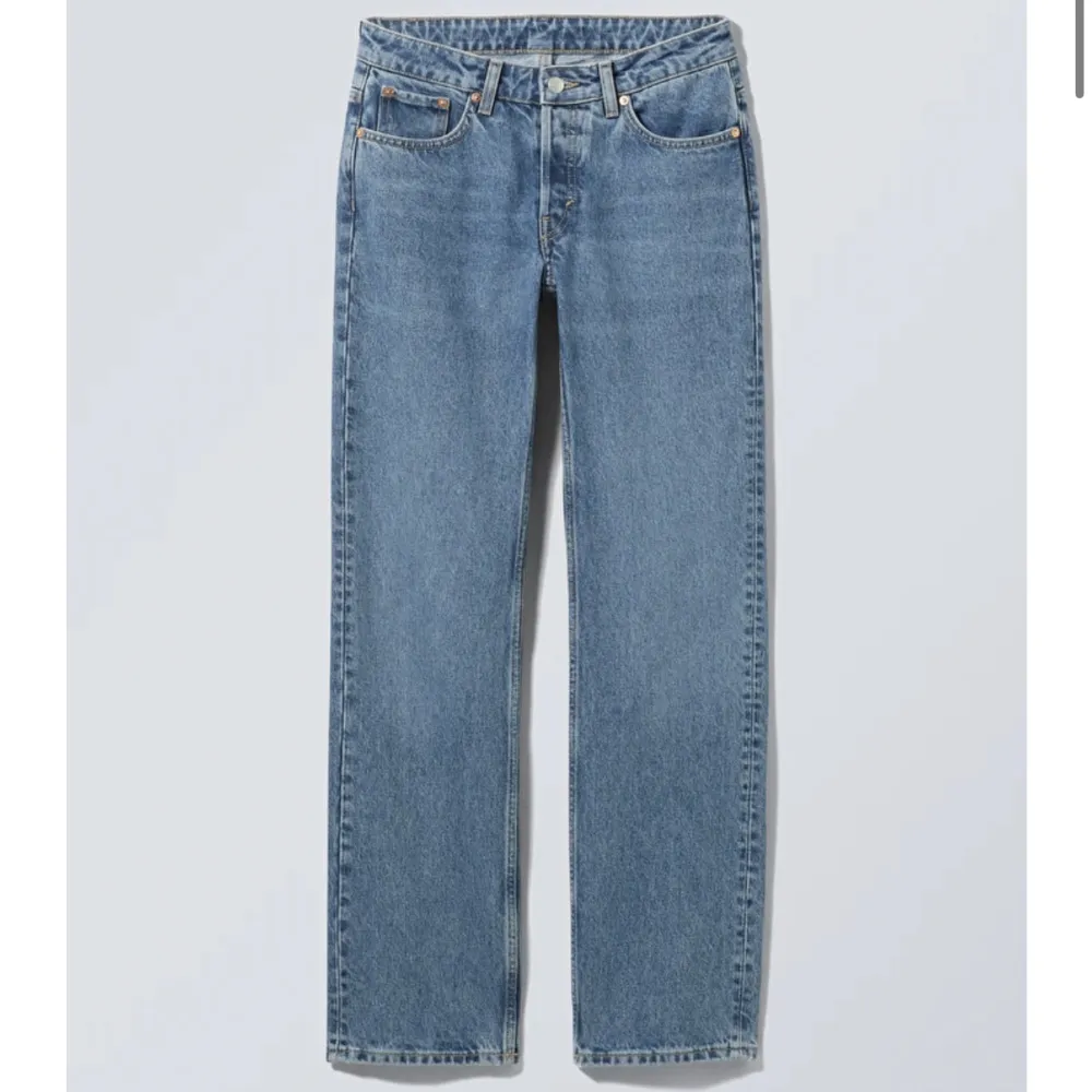 Jeans i modellen Pin Mid. Bra skick, använd fåtal gånger💕Har i flera färger som jag säljer!!. Jeans & Byxor.