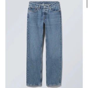 Weekday jeans - Jeans i modellen Pin Mid. Bra skick, använd fåtal gånger💕Har i flera färger som jag säljer!