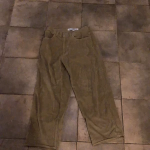 Big boy beige jeans - Jag säljer mina big boys som inte längre kommer till användning. Dem är i fint skick men det finns ett litet hål på höger ben nere vid fotleden.  Nypris: ca 1400