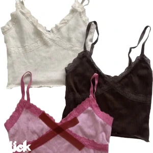 y2k toppar - ✨repost✨  Dom två första topparna är från Hm och är i strl Xs. Den rosa köptes här på plick och är i strl S. Säljer separat för 100kr, alla tillsammans går för 300kr:)) ❗️OBS❗️tryck ej på köp nu,  meddela mig först vid intresse, köparen står för frakt<33