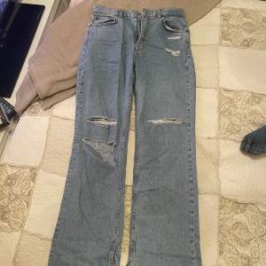 Oversized jeans med hål och slits nedtill💕använda en gång