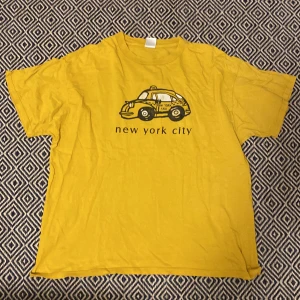 NYC Taxi tröja - Ganska stor och baggy, bred vid axlarna Litet hål uppe i vänstra framsidan