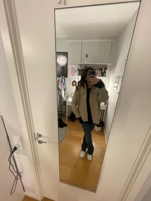 Kappa - Beige kappa med guldiga knappar från Zara. Använd så den är lite nopprig på insdan. 🍁🔥