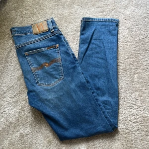 Nudie jeans - Stilrena Nudie jeans i model Lean Dean! Storlek 30/32 Skick 9/10 inga deffekter. Bara att skriva vid funderingar! ✍️ 