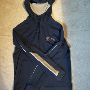 Hugo boss tröja - Marinblå Hugo boss huvtröja, 165-180cm.