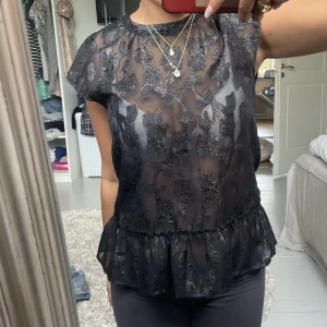 Svart festtopp - Supersnygg svart topp med spets och glitter är storlek S men tror den passar M också. Skriv för fler bilder eller frågor😊