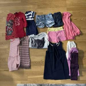 Barn kläder i bra skick shorts, klänning, tröja och byxor storlek 92/98. Paket pris 200kr