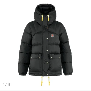 Fjällräven jacka - Bara använd några gånger, köpt i januari 2023 så fint skick.  Nypris: 6999 kr  Säljs för 5500 kr