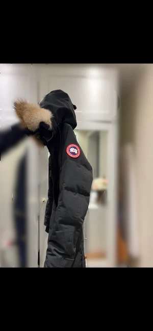 Canada Goose shelburne parka dam - Canada goose jacka i modellen Shelburne parka dam,  storlek 2XS men är som vanlig XS. Köpt i butiken Johnells. Kvitto finns. Bra skick och använd 1 vinter. Nypris 10 000kr. 