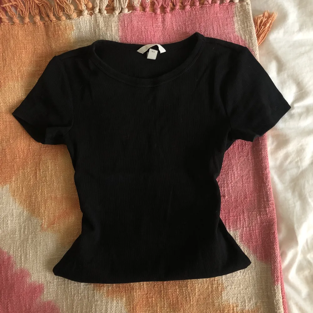 En simpel svart topp från H&M i storlek S, använd ett fåtal gånger!. T-shirts.