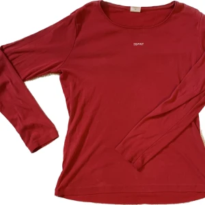 Långärmad tröja esprit - Mörkröd tröja från esprit, väldigt bra skick och super övervåningen i tyget!! Står xxl men skulle definitivt säga att det är en normal L