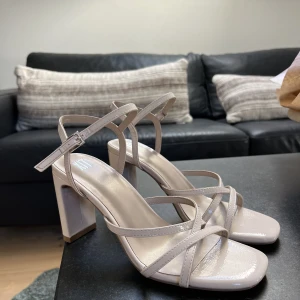 Perfekt klackar till balen❤️‍🔥 - Säljer nu mina otroliga balskor från Din Sko (XIT)🥰Dom är endast använda 1 gång och det var på min studentbal och har därmed inga defekter alls! Nypris: 500kr  (Köp gärna via Instabox eller EarlyBird)