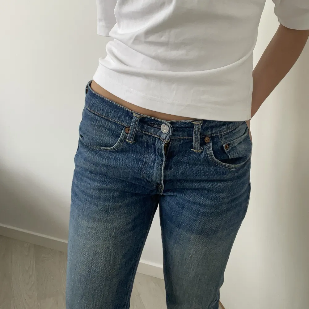 Supersnygga Levis jeans. Lågmidjade, Rak modell med detaljer i benen, se sista bilden. W: 28 L: 32. . Jeans & Byxor.